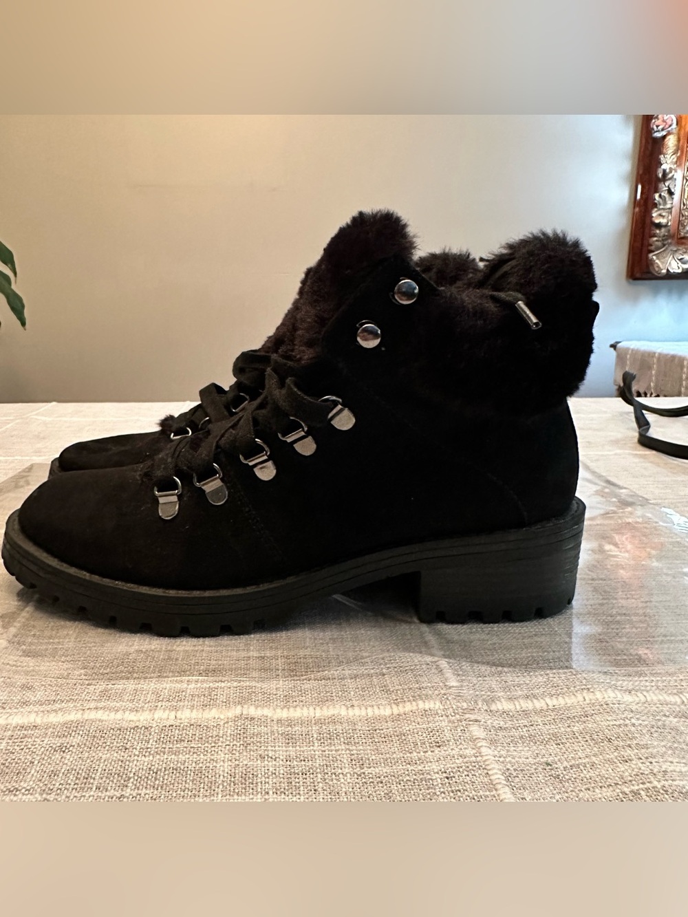 Universal Thread Kirra Black Suede Lace-Up Faux Fur Hiker Booties Lug Sole 8
